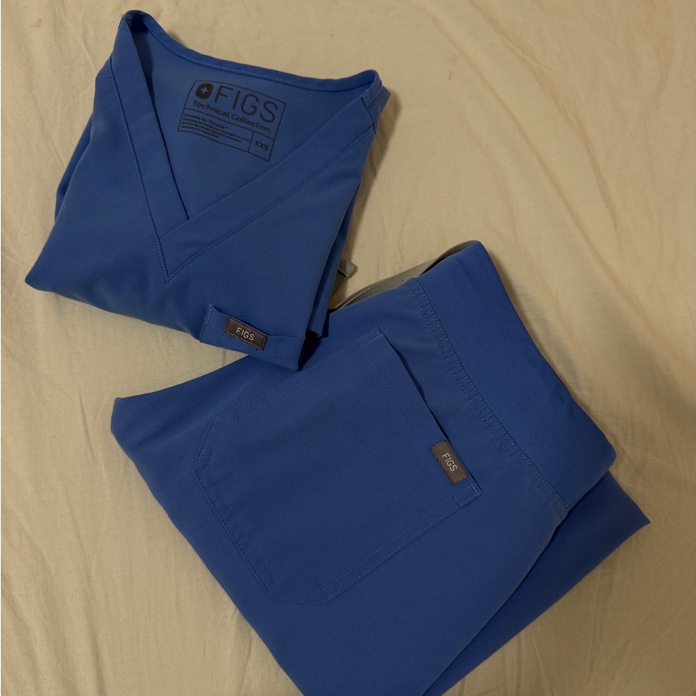 ❌ SOLD FIGS SET- Ceil Blue
Top: Catarina (XXS)
Bottoms: Livingston Pants (XXSP)